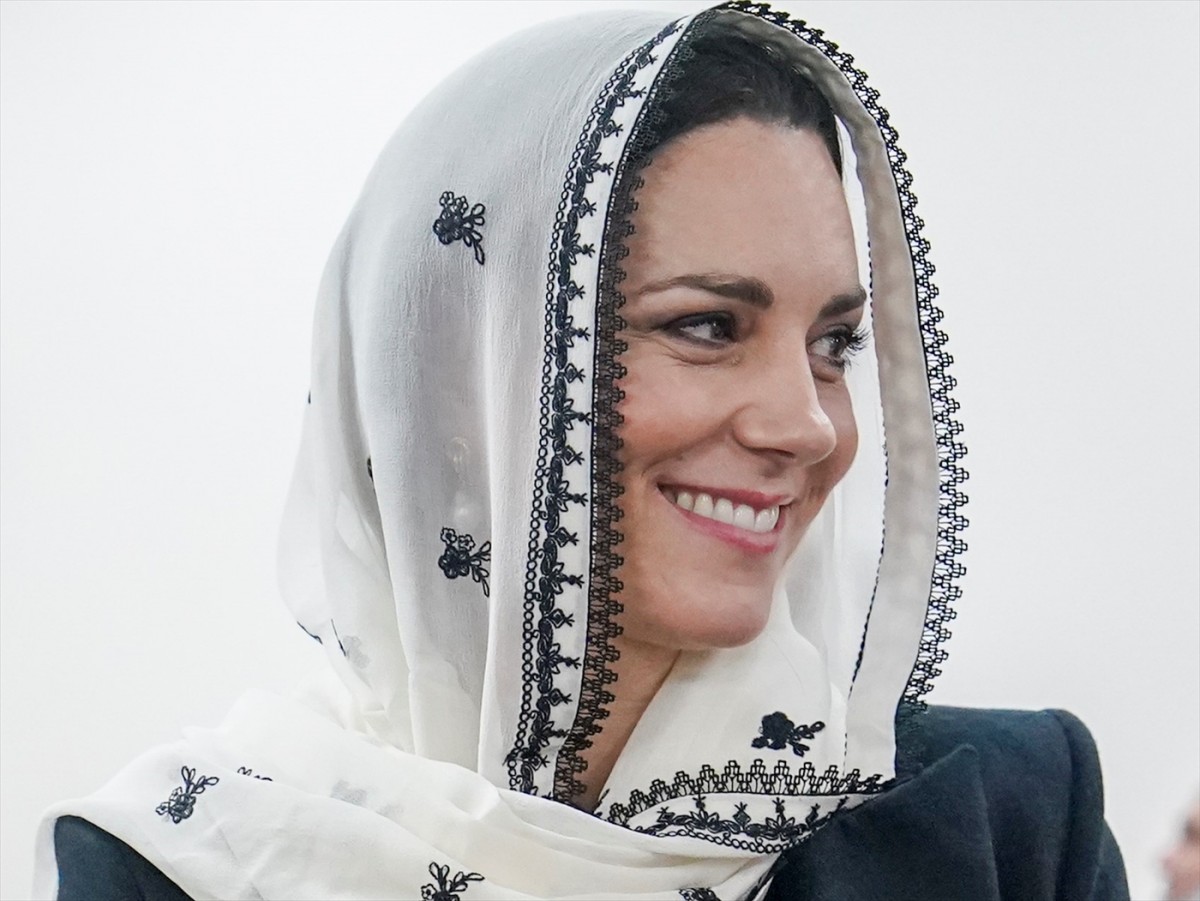 英キャサリン妃、スカーフを纏ってムスリムセンターを訪問　折り鶴を体験