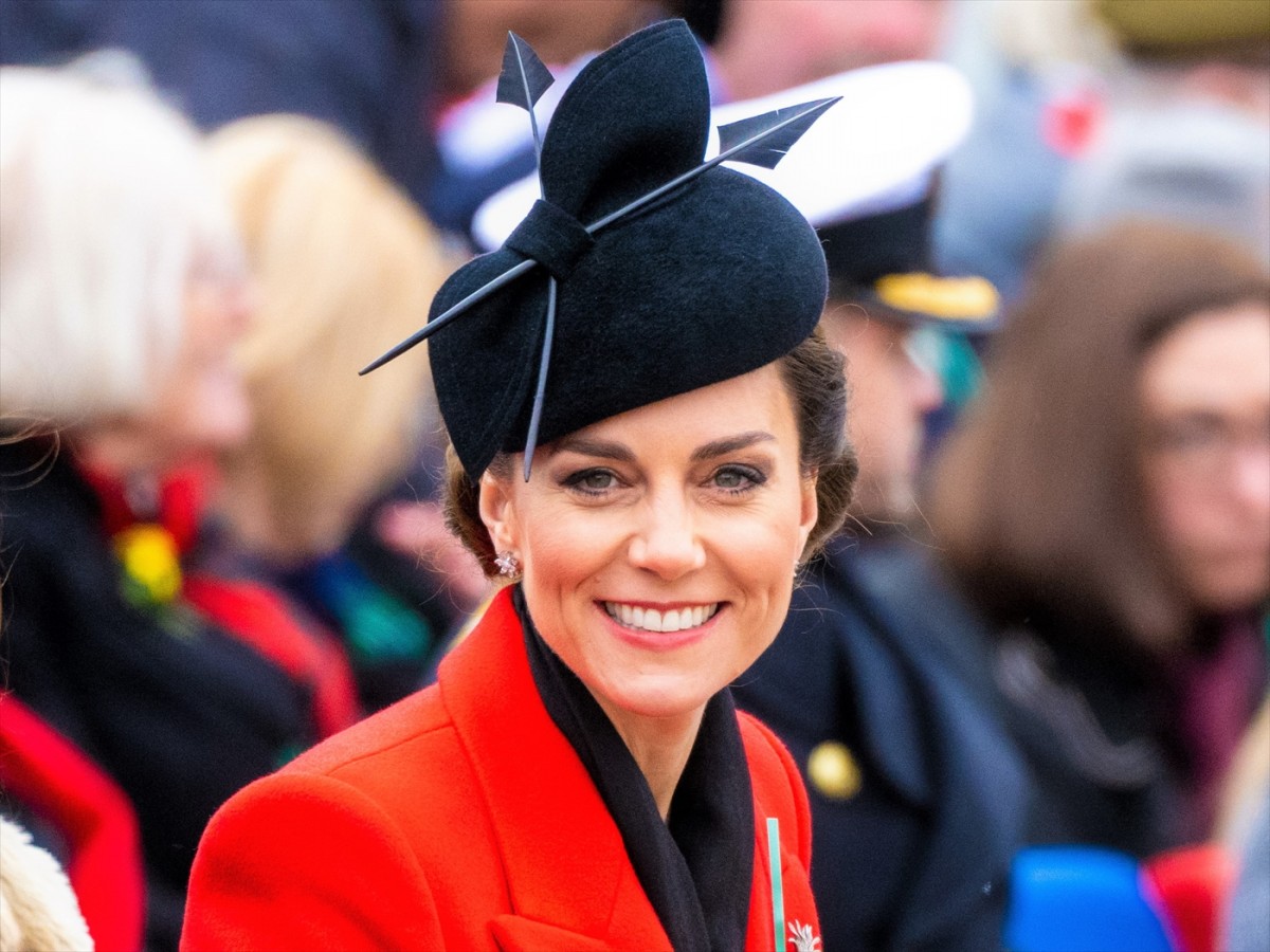 英キャサリン妃、真っ赤なコートでウィリアム皇太子とパレードに参加