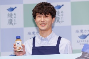 モグライダー・芝大輔、「綾鷹」新製品発表会に登場