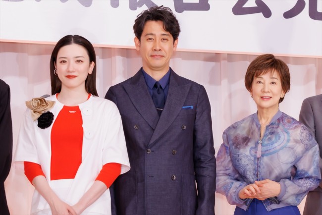 映画『こんにちは、母さん』完成報告会見に出席した（左から）永野芽郁、大泉洋、吉永小百合