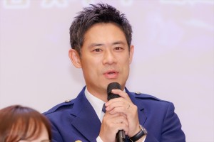 伊藤淳史、ドラマ『ケイジとケンジ、時々ハンジ。』記者会見に登場