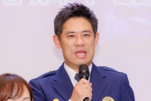 伊藤淳史、ドラマ『ケイジとケンジ、時々ハンジ。』記者会見に登場