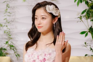 橋本環奈、ドラマ『王様に捧ぐ薬指』第1話完成披露試写会・制作発表に登場