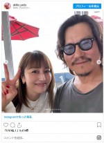 矢田亜希子、“お兄ちゃん”豊川悦司らと海辺ランチ　※「矢田亜希子」インスタグラム