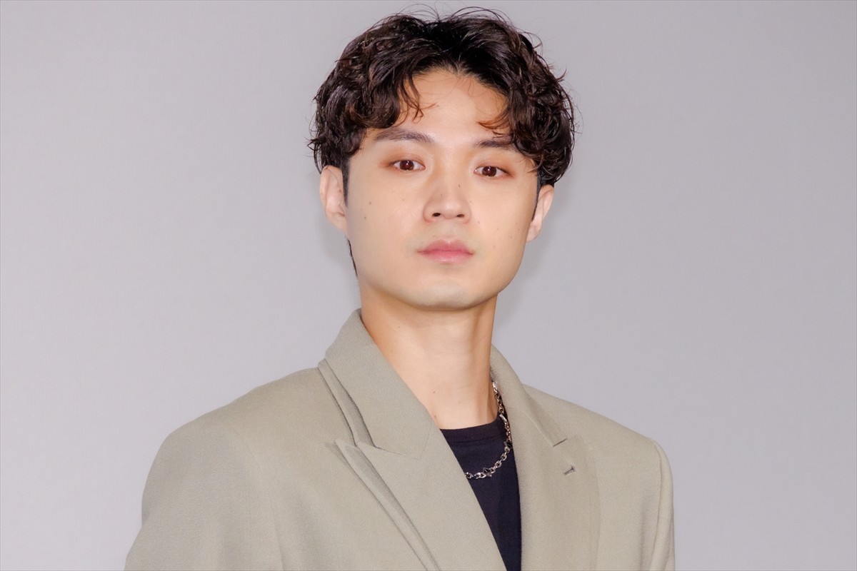 岡田准一、綾野剛は“覚悟を強いてくる役者”「本当に車をぶつけてくるかもしれない」