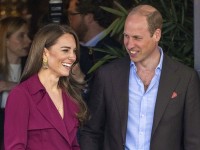 キャサリン妃、エレガントなトレンチワンピース姿で公務