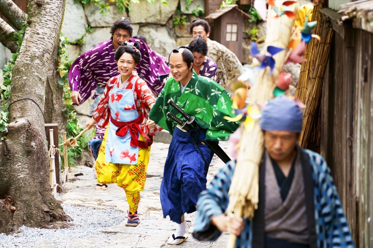 神木隆之介×杉咲花が“幼馴染役”でタッグ　『大名倒産』息ピッタリの新カット＆現場レポート到着