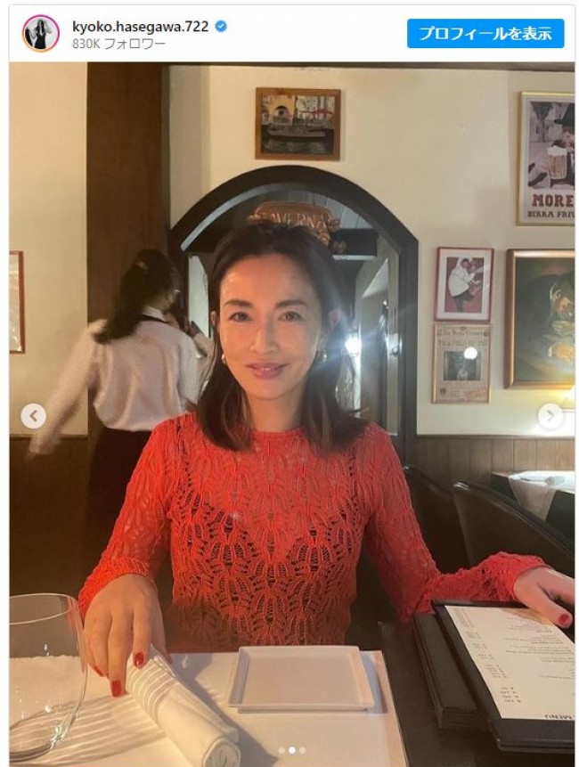 “透け感”のあるレースニット＆ショートパンツ姿　※「長谷川京子」インスタグラム