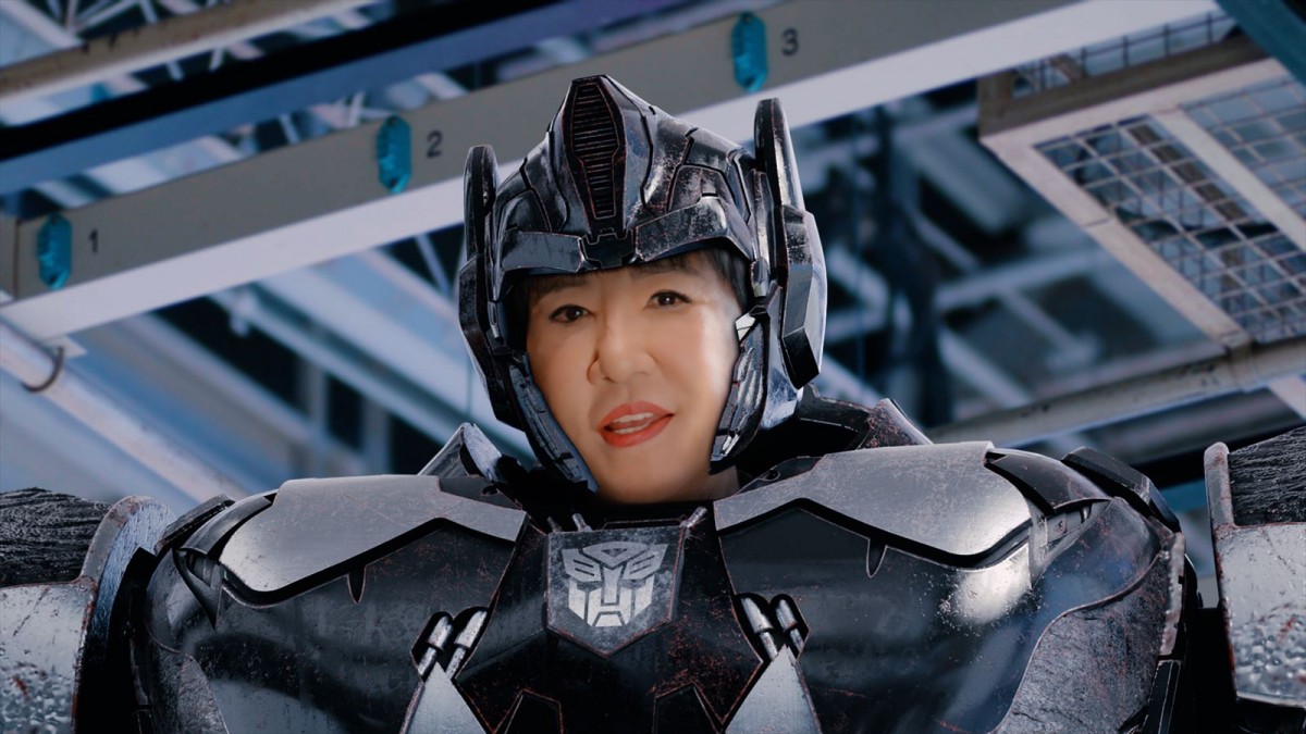 和田アキ子、オプティマスプライマルに変形！　『トランスフォーマー／ビースト覚醒』玩具シリーズアンバサダーに就任