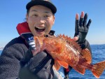 東京湾でカサゴ釣りに挑戦する純烈・白川裕二郎