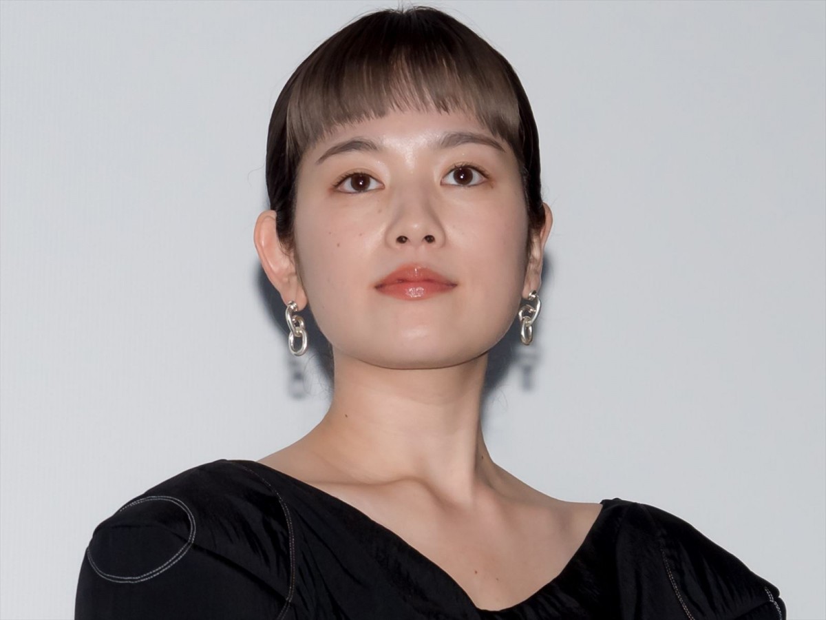 伊藤健太郎、監督におそろいのタンブラーをプレゼント　筧美和子が仲良しぶりを明かす