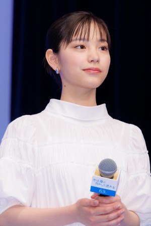 當真あみ、映画『水は海に向かって流れる』完成披露試写会に登場