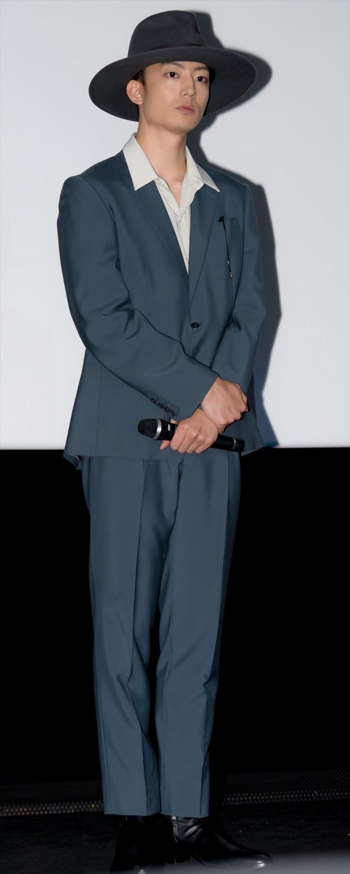 伊藤健太郎、監督におそろいのタンブラーをプレゼント　筧美和子が仲良しぶりを明かす
