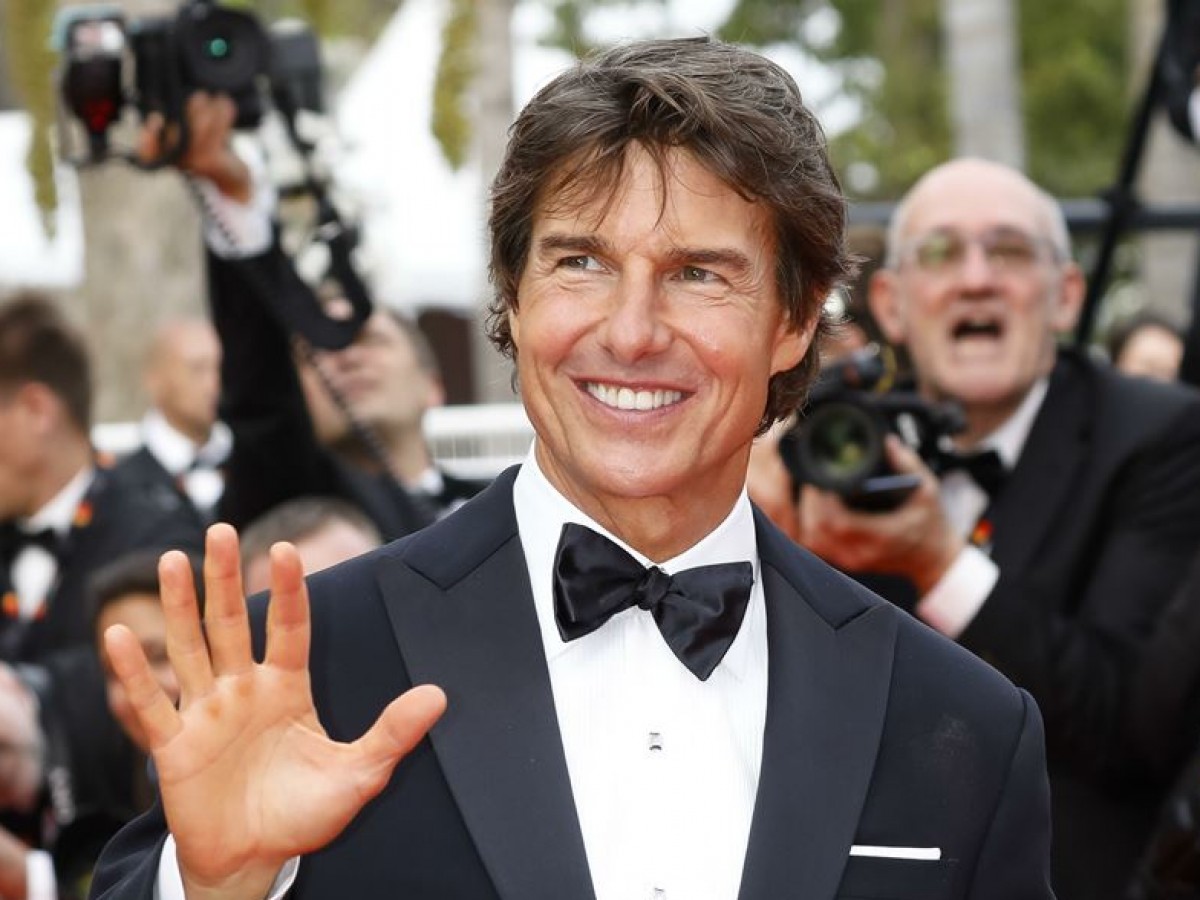 トム・クルーズ、戴冠式コンサートで国王に「いつでも僕のウィングマンに」