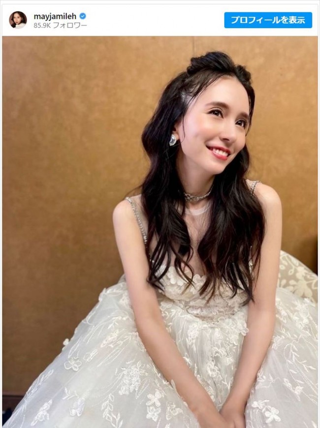 結婚後のコンサートで白いドレス姿を披露したMay.J ※「May.J」インスタグラム