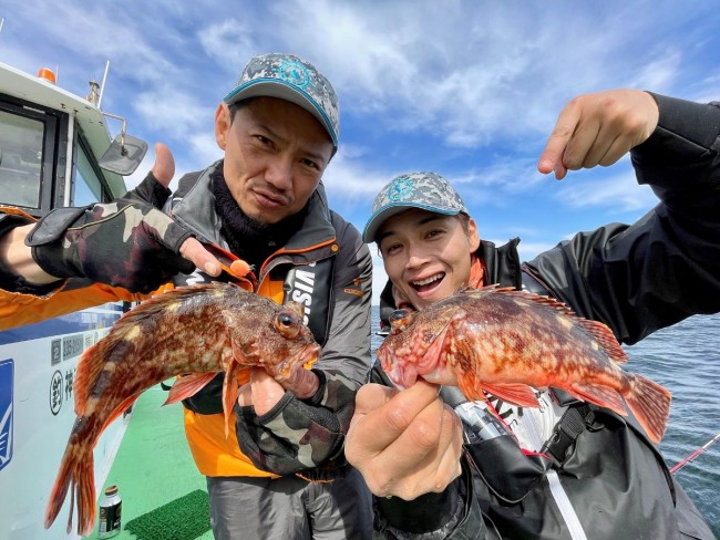 東京湾でカサゴ釣りに挑戦する純烈・岩永洋昭（左）と白川裕二郎（右）