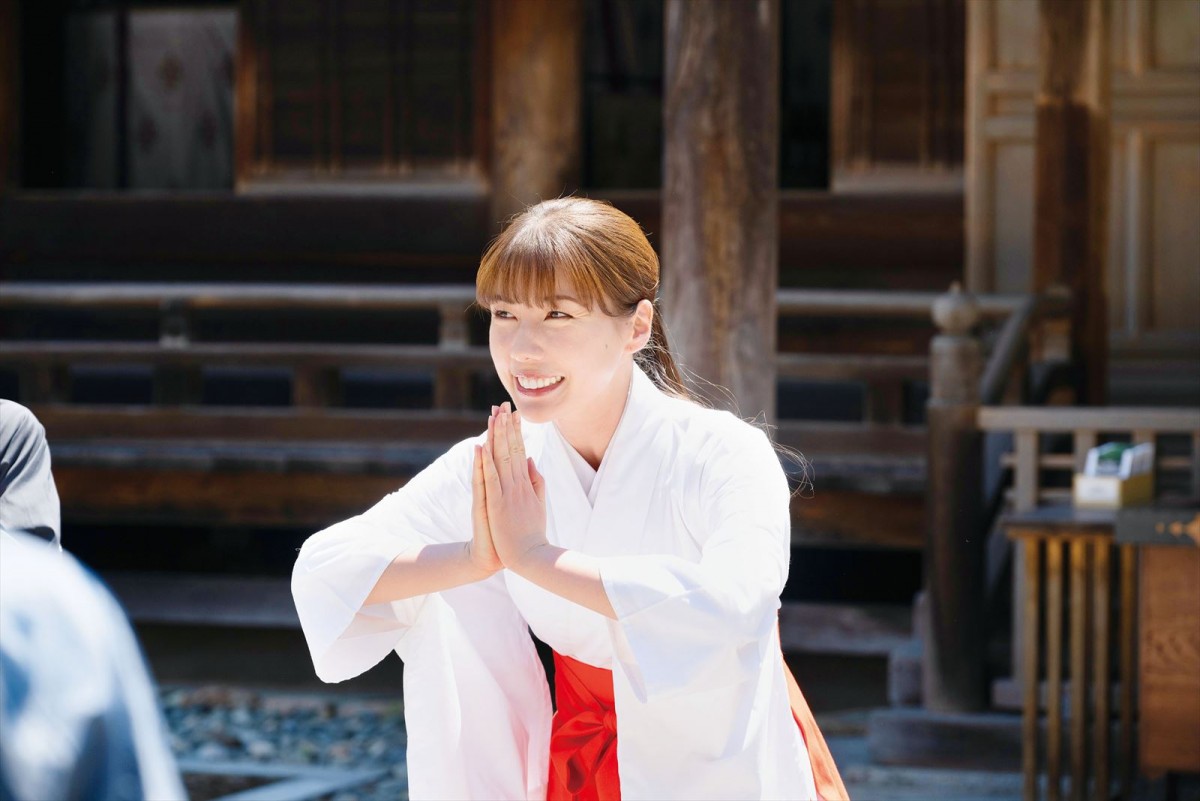 『離婚しようよ』仲里依紗の場面写真が一挙公開　“上様”から“巫女ちゃん”に？　政治家の妻であり国民的女優・黒澤ゆい役