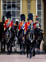 騎馬でパレードに参加する（左から）ウィリアム皇太子、エドワード王子、チャールズ国王、アン王女
