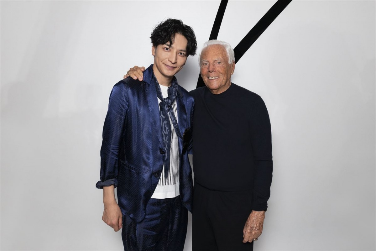 生田斗真、ネイビーカラーの光沢が美しいセットアップで登場！　「ジョルジオ アルマーニ」ミラノコレクションを初体験