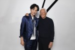 「ジョルジオ アルマーニ」ミラノコレクションにて（左から）生田斗真とMr.Armani