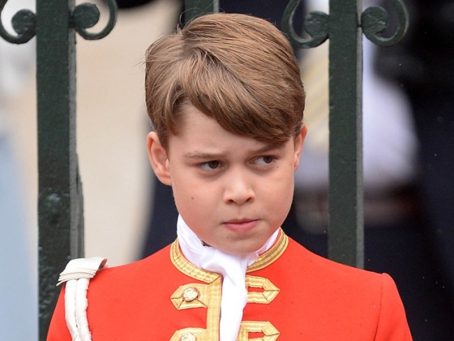 英王室9歳のジョージ王子、父ウィリアム皇太子の母校イートン校を見学