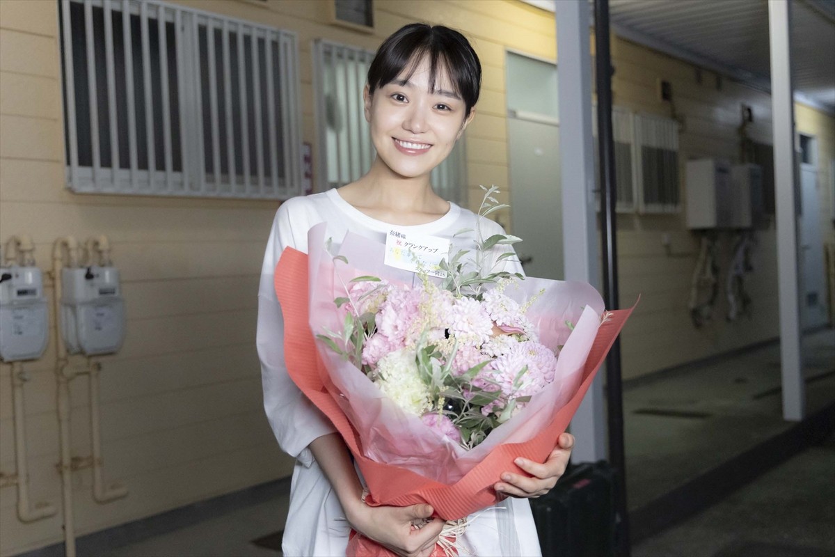 ドラマ『あなたがしてくれなくても』のクランクアップを迎えた奈緒