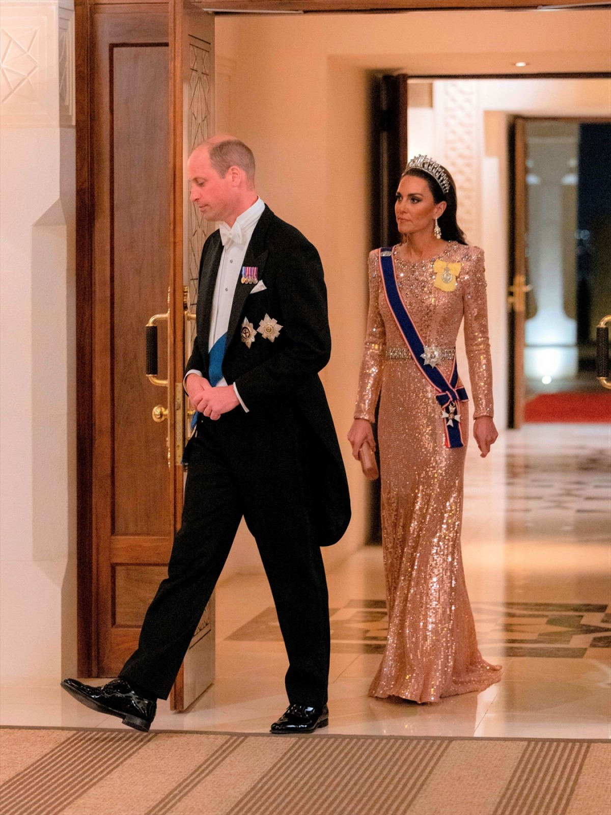 キャサリン妃、輝くピンクのドレス＆ティアラを身に着けヨルダン皇太子の結婚披露宴に出席