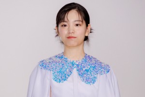 映画『水は海に向かって流れる』公開記念舞台あいさつに出席した當真あみ