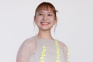 福室莉音、映画『1秒先の彼』プレミア舞台挨拶に登場