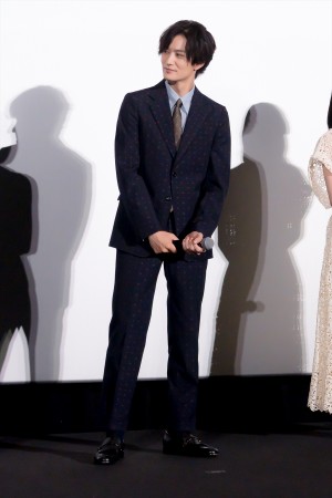 岡田将生、映画『1秒先の彼』プレミア舞台挨拶に登場