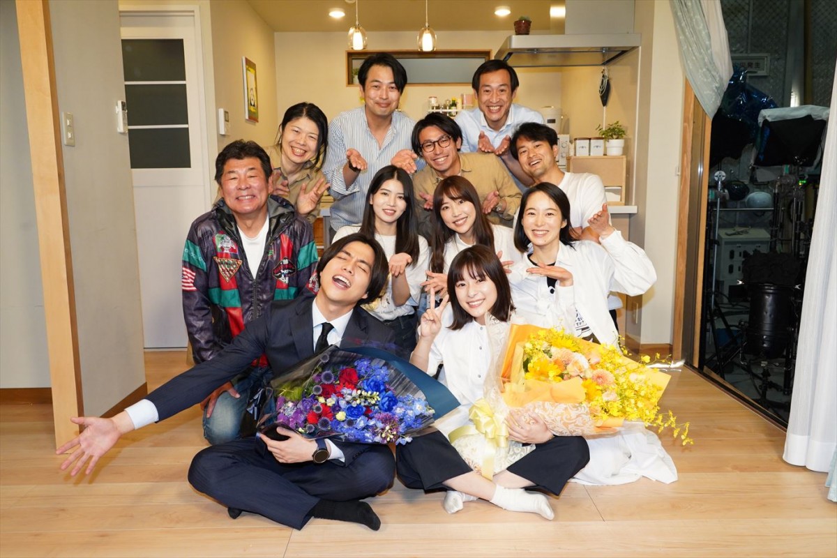 芳根京子が涙、ジャニーズWEST・重岡大毅も感謝の言葉を！　『それパク』クランクアップ