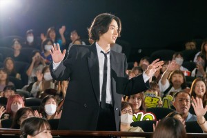 山崎賢人、映画『キングダム 運命の炎』公開初日舞台挨拶に登場