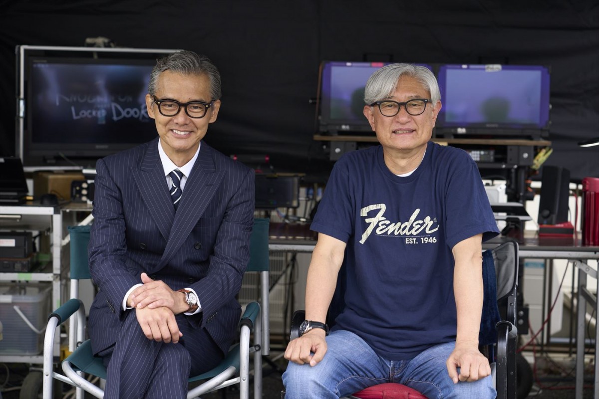 ドラマ『ノッキンオン・ロックドドア』より(左から)出演の渡部篤郎、監督の堤幸彦