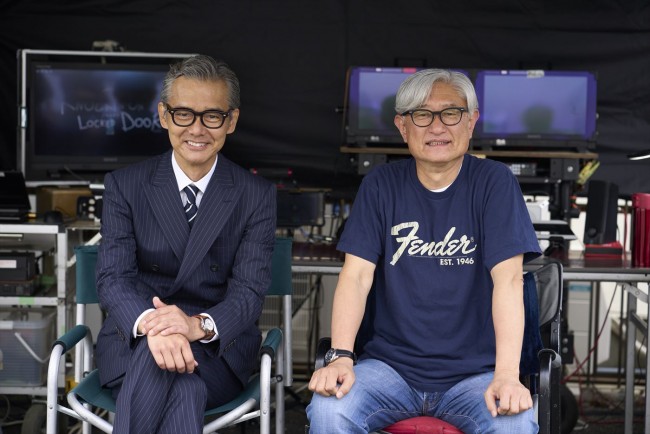 ドラマ『ノッキンオン・ロックドドア』より（左から）出演の渡部篤郎、監督の堤幸彦
