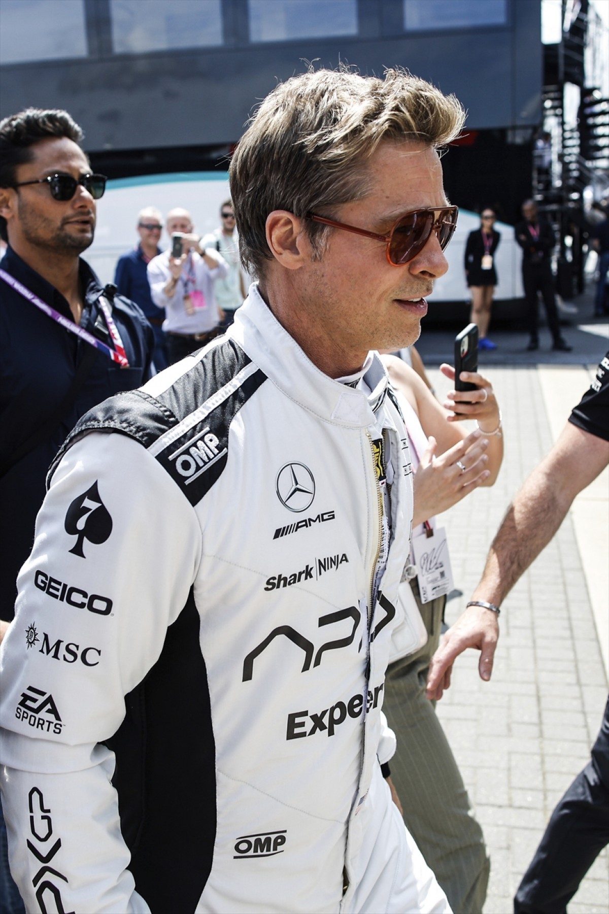 レーサー姿のブラピがかっこいい！　イギリスGPでF1映画を撮影