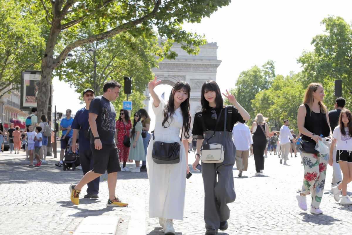 櫻坂46、フランス・パリで初海外イベント　1万5000人魅了　観客押し寄せ30分遅れスタート