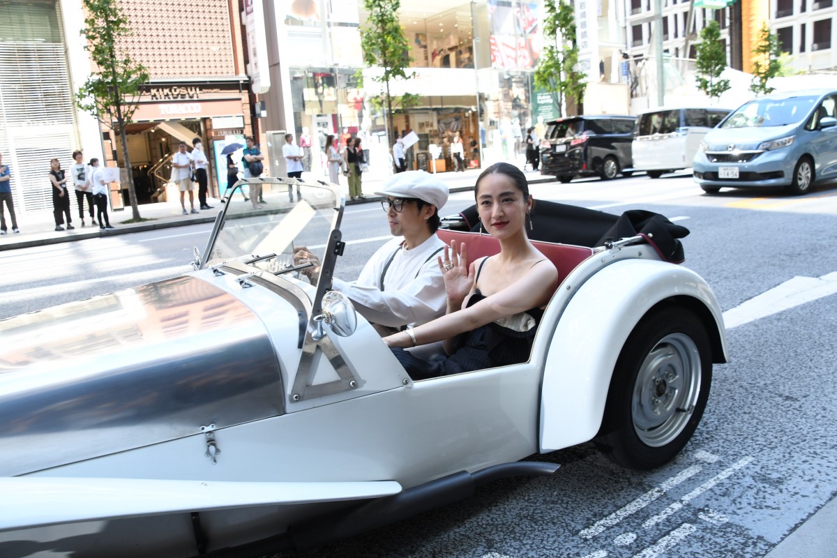 綾瀬はるか、ドレス姿でクラシックカーに乗り銀座に登場　歓声に笑顔