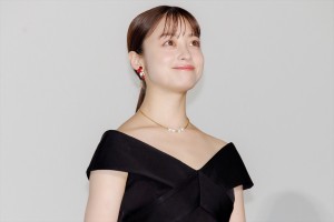 橋本環奈、映画『禁じられた遊び』完成披露イベントに登場