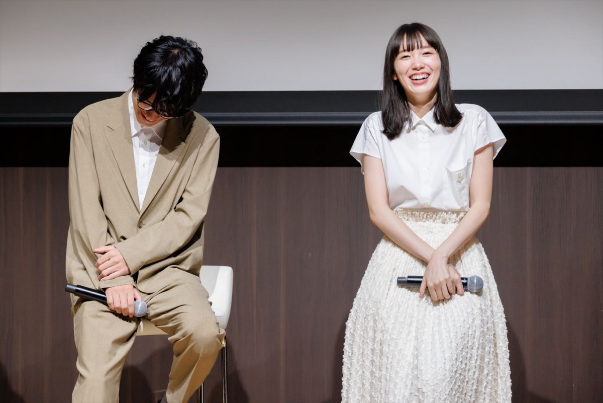 飯豊まりえ、高校生演じるシーンの多さに「学園ドラマを撮っているみたいな」