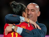 選手に突然キスをしたスペインサッカー連盟会長、FIFAから暫定資格停止処分（左からジェニファー・エルモソ選手、ルイス・ルビアレス会長）