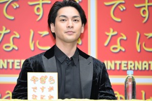柳楽優弥、映画『ゆとりですがなにか インターナショナル』完成報告会見に登場