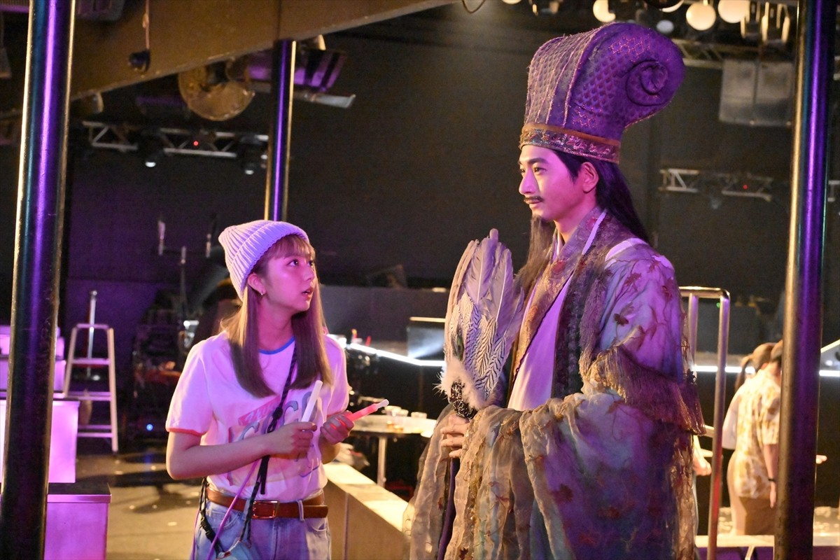 向井理“諸葛孔明”、神々しいオーラでクラブに降臨！　『パリピ孔明』撮影潜入レポ