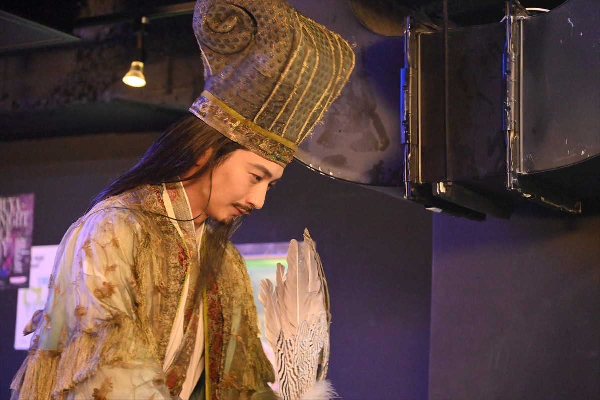 向井理“諸葛孔明”、神々しいオーラでクラブに降臨！　『パリピ孔明』撮影潜入レポ