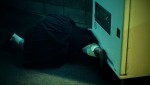 【動画】深夜、自販機の下でうごめく制服姿の少女・・『ミンナのウタ』恐怖の本編映像