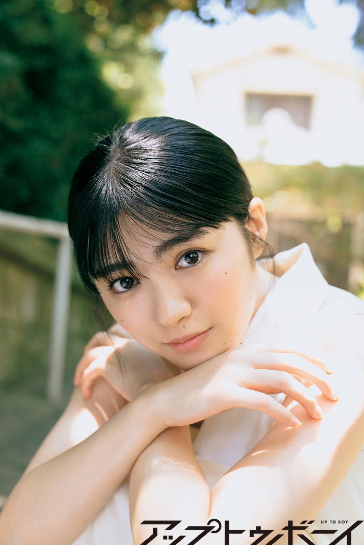 『最高の教師』で話題の藤崎ゆみあ、制服にワンピ姿、等身大の笑顔も収めたグラビア