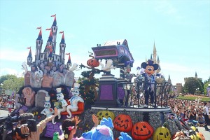 TDR「ディズニー・ハロウィーン」スタート！　ダンサー多数参加のTDLパレードにゲスト歓喜