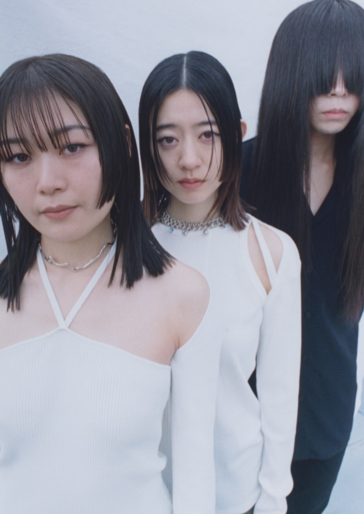 羊文学、『呪術廻戦』「渋谷事変」EDテーマ「more than words」MVを公開　塩塚モエカが夜の渋谷を駆ける