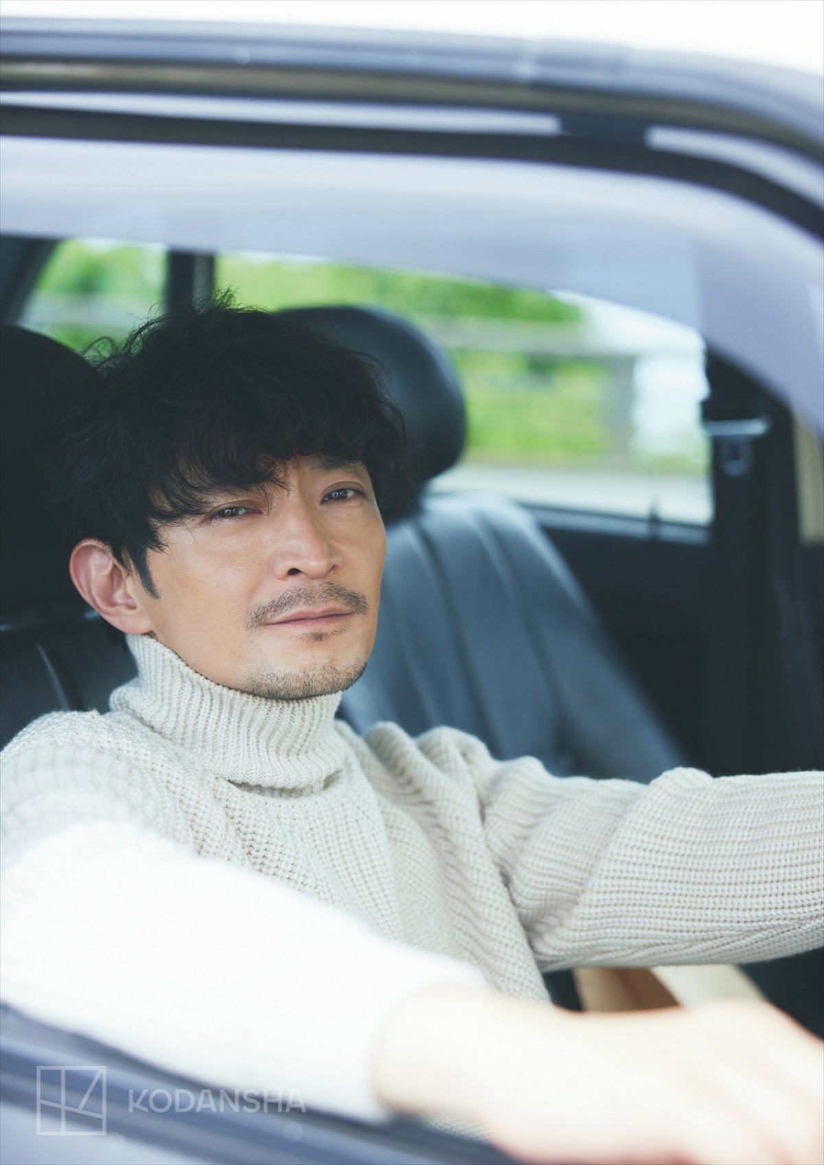 津田健次郎、成熟したオトナの“上質な⾊⾹”あふれる！　写真集『ささやき』発売決定