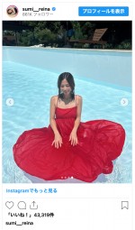 『週刊ヤングマガジン』グラビアページからのオフショットを披露　※「鷲見玲奈」インスタグラム