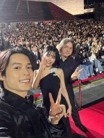 第28回釜山国際映画祭のレッドカーペットに登場した映画『キリエのうた』（左から）松村北斗、アイナ・ジ・エンド、岩井俊二監督